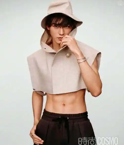 同样是比较精壮的身材,陈伟霆身高182公分,同样也有优越的八块腹肌和