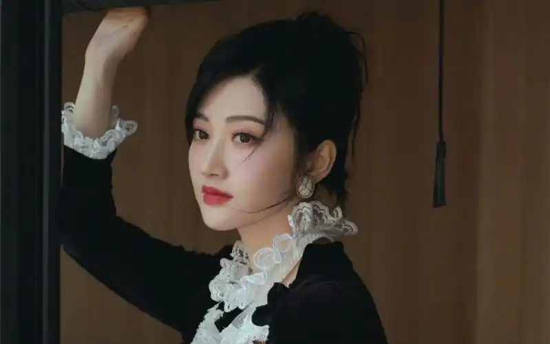 景甜蕾丝开叉黑裙