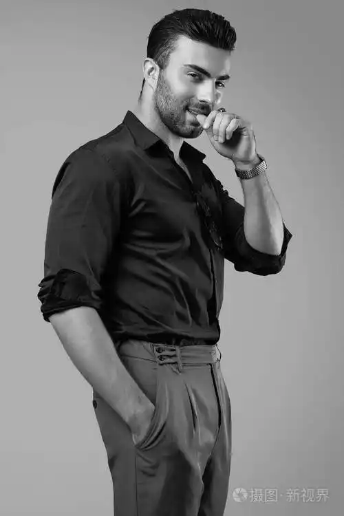 一个皮肤黝黑皮肤黝黑漂亮的时髦男人穿着黑衬衫戴着眼镜