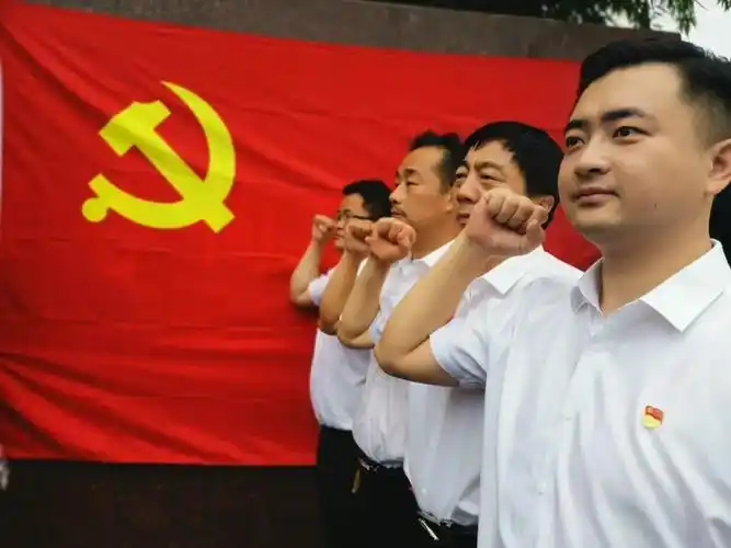 中煤集团大屯公司我与党旗合影致敬建党百年