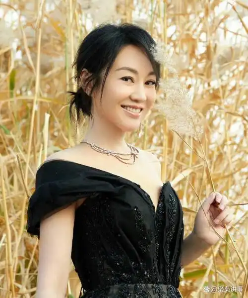 越老越有韵味啊!52岁闫妮,饱满性感少女感爆棚啊!