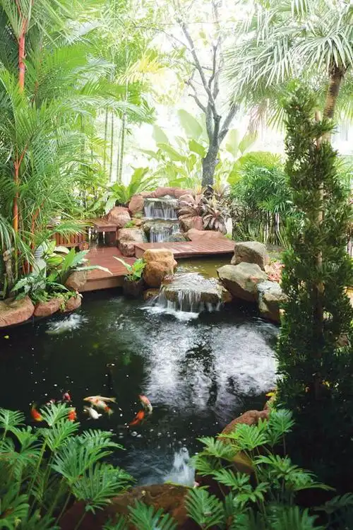 溪流形状和外观,采用自然式驳岸修筑的鱼池