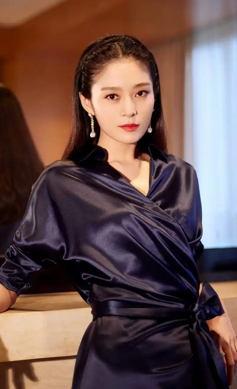 气质女神王媛可,优雅性感,明艳动人