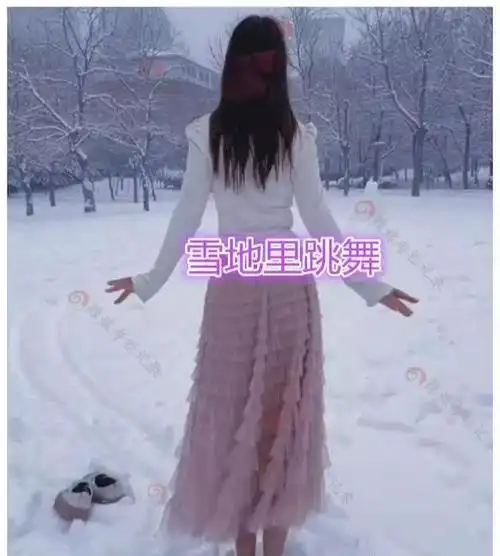河南女子在雪地上赤脚跳舞,为了走红不怕挨冻,网友:半吊子