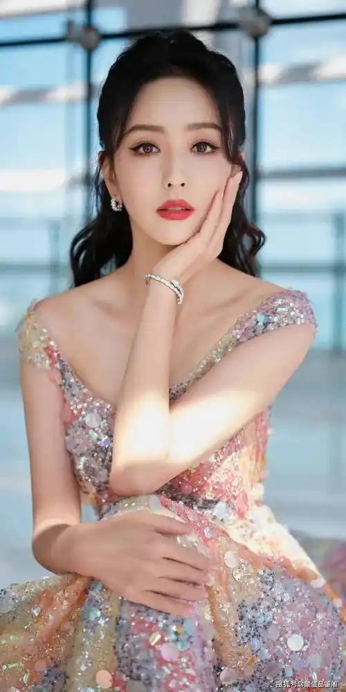 女神佟丽娅亮片长裙写真大赏:色彩斑斓的华贵 美的让人无法呼吸_时尚