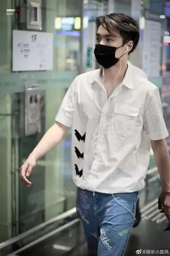 张艺兴路透图来了清爽白衬衫搭配涂鸦风牛仔裤简直不要太爱