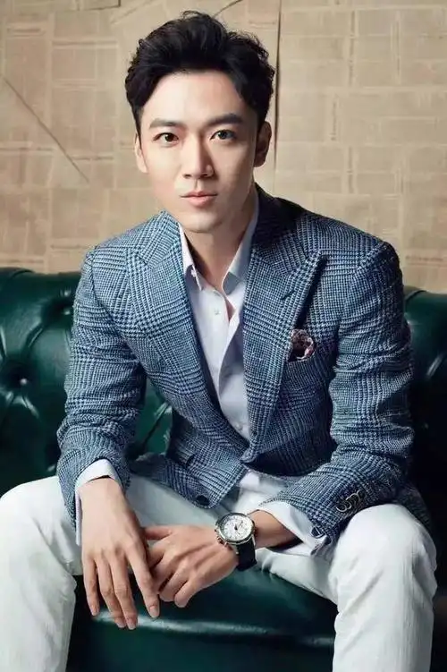 成功的进入到了央视之中,成为了春晚主持人