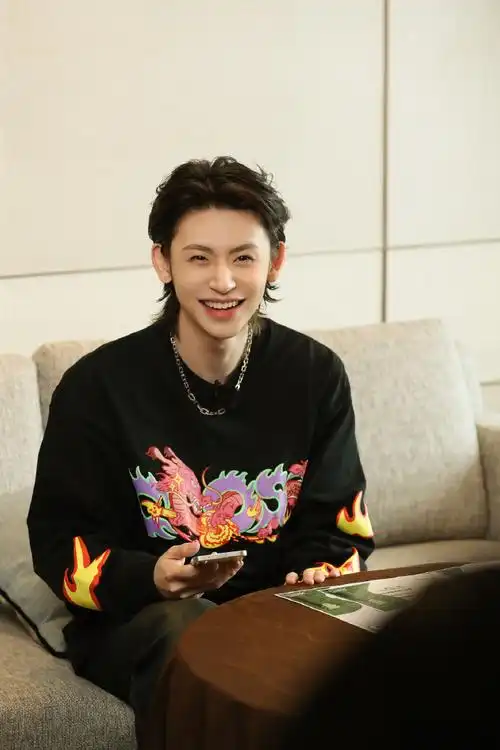 小鬼当经纪人只为家人谋福利##小鬼95后整顿职场