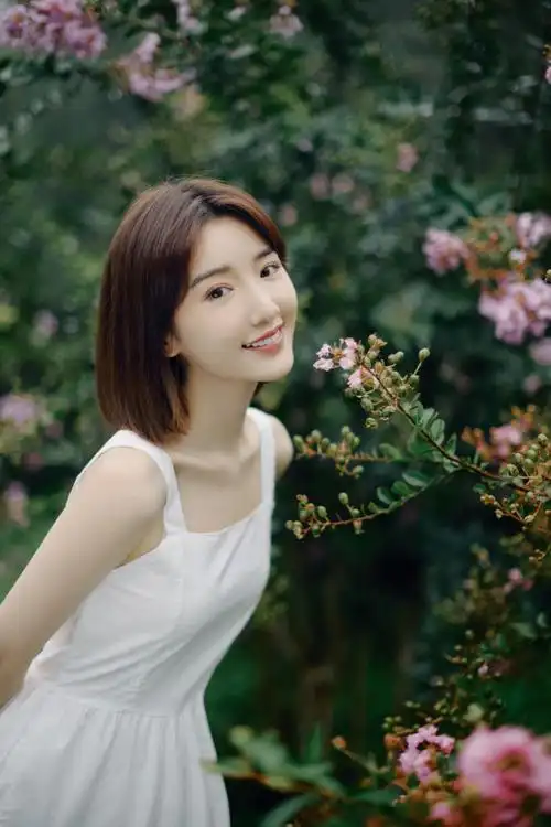 毛晓彤白裙短发清新脱俗,小家碧玉美如天仙,跳绳走铁轨引回忆杀