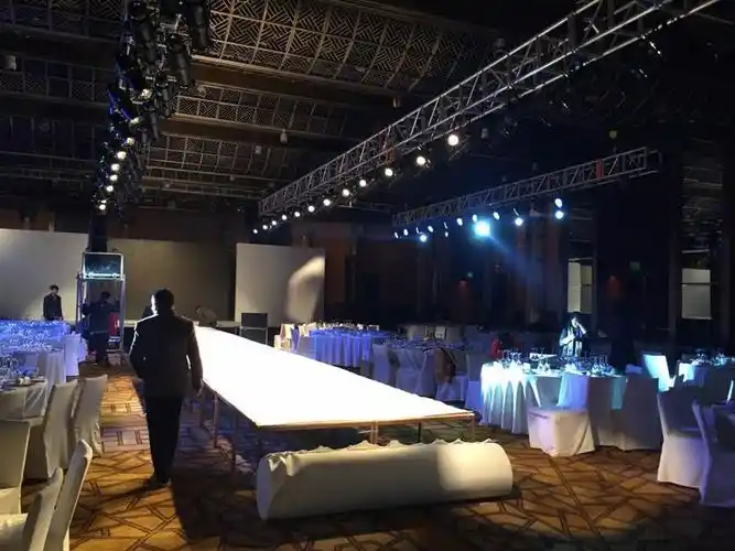 服装发布会t型舞台搭建