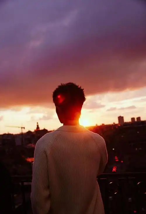 肖战侧脸照惊艳,坦言"戒碳水"失败,网友:真实更吸粉!