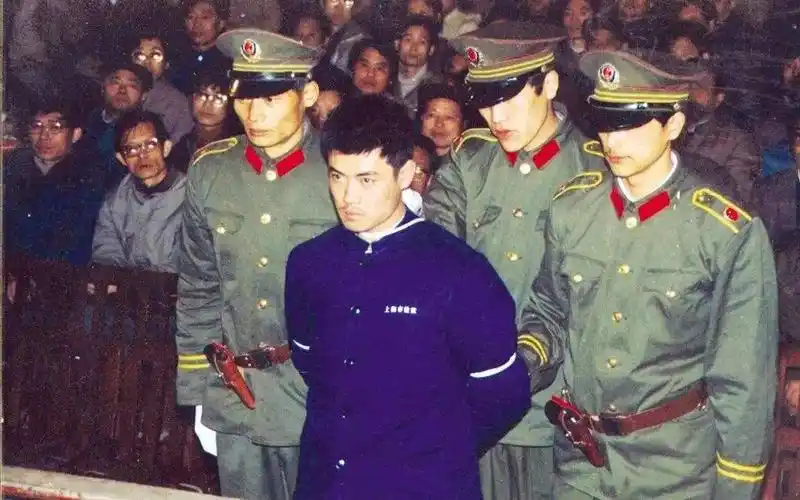 韩诺说案第一百三十九期:建国后上海第一起银行劫案,兄弟女友因其锒铛