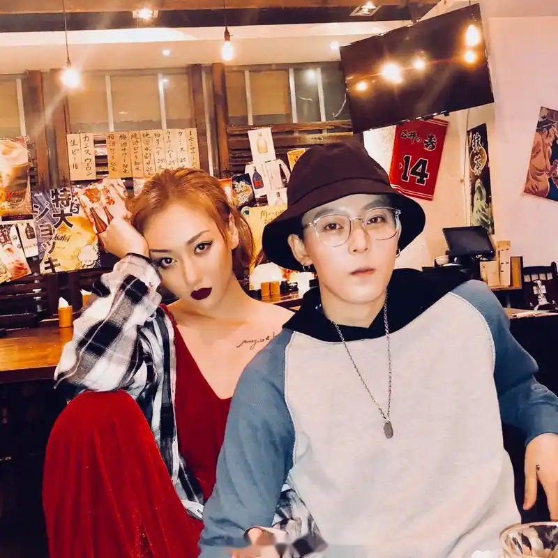 王金金/周晨晞《此刻沉迷》   又写完一首歌, 好久不发微博了, 这次带