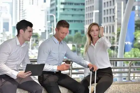 微笑,开心地笑.人们的交流和友谊的概念照片