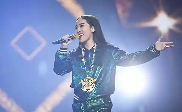 装穷炫富,插足他人感情,是娱乐圈让淳朴的吉克隽逸变矫情了吗?