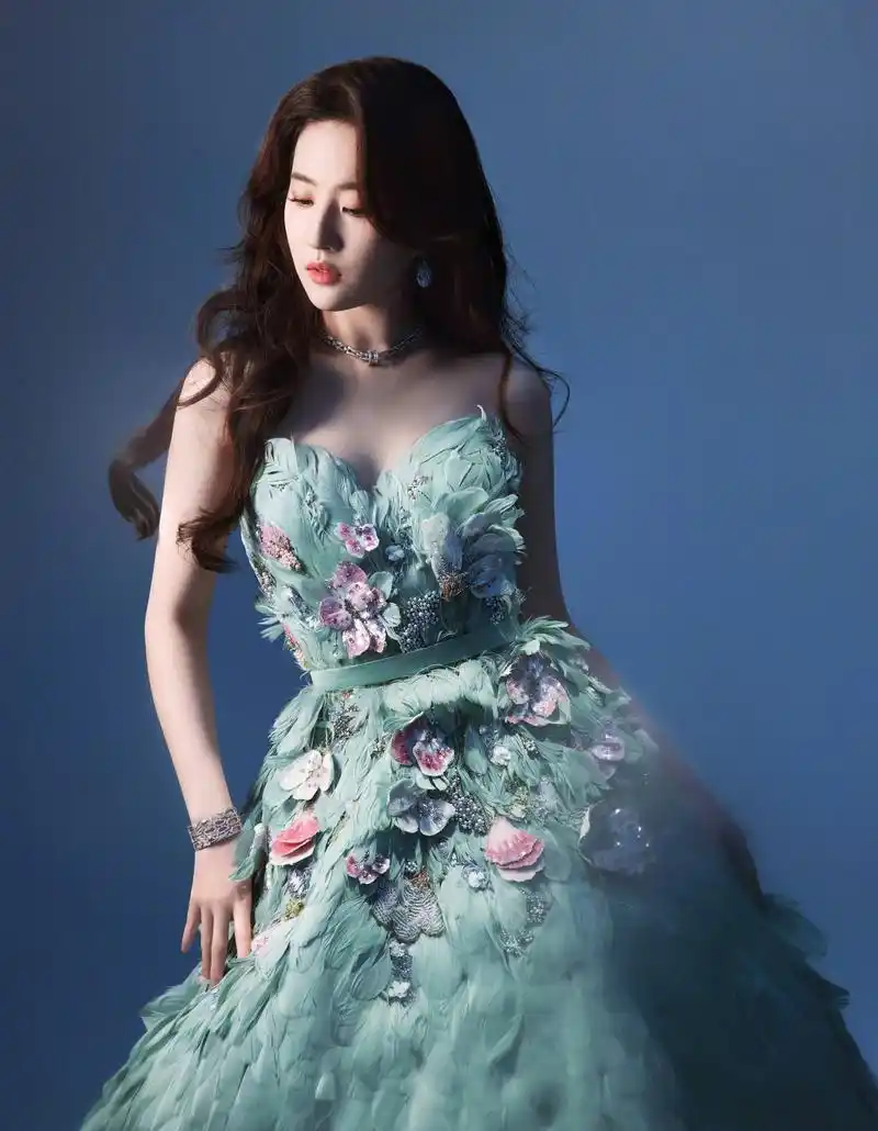 刘亦菲微博之夜齐胸蓝色羽毛礼服写真