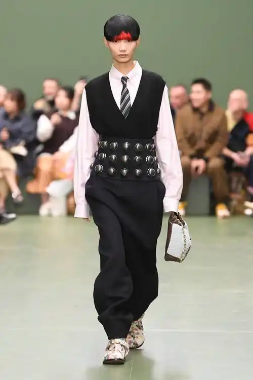 巴黎时装周——罗意威品牌时装秀_腾讯新闻