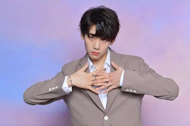 谢兴阳出营首秀西装少年开启限定浪漫