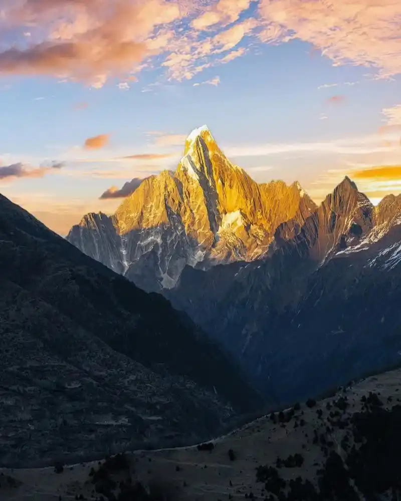 最壮观的山峰图片  山峰如同一位威武的巨人,屹立在天地之间,云雾缭绕
