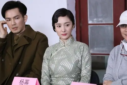 解放了杨幂挑战巾帼英雄绿色旗袍尽显玲珑曲线