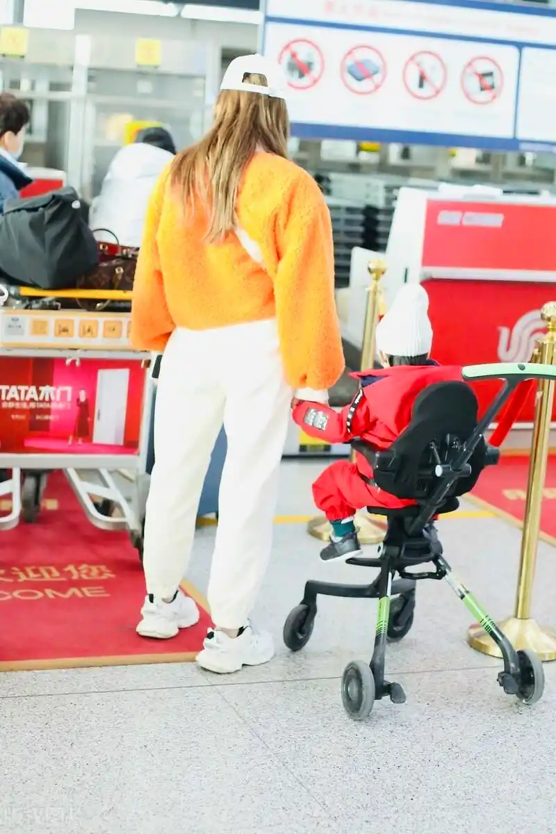 麦迪娜机场街拍