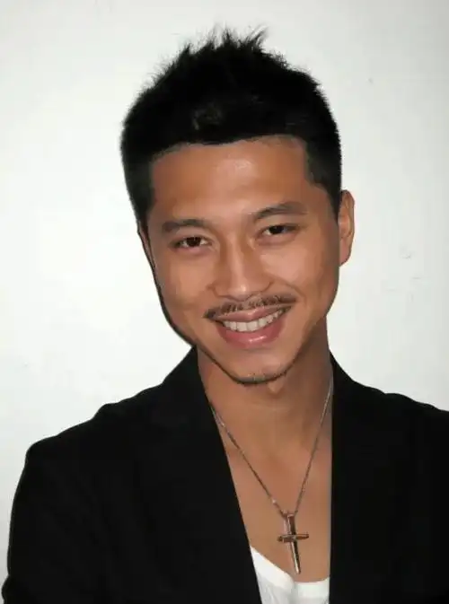 原创演员王雷苦熬8年成名宠爱李小萌至今无绯闻活成人生赢家