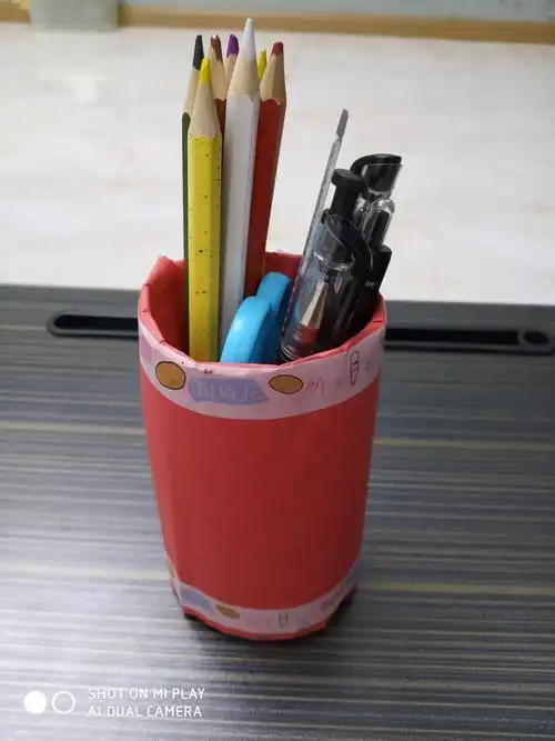 这是我做的简易笔筒,简洁大方又环保,它可是利用矿泉水瓶做的哦.