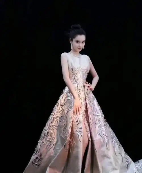 都说杨颖的素颜很黑当她穿上黑色长裙搭配精致妆容白得发光