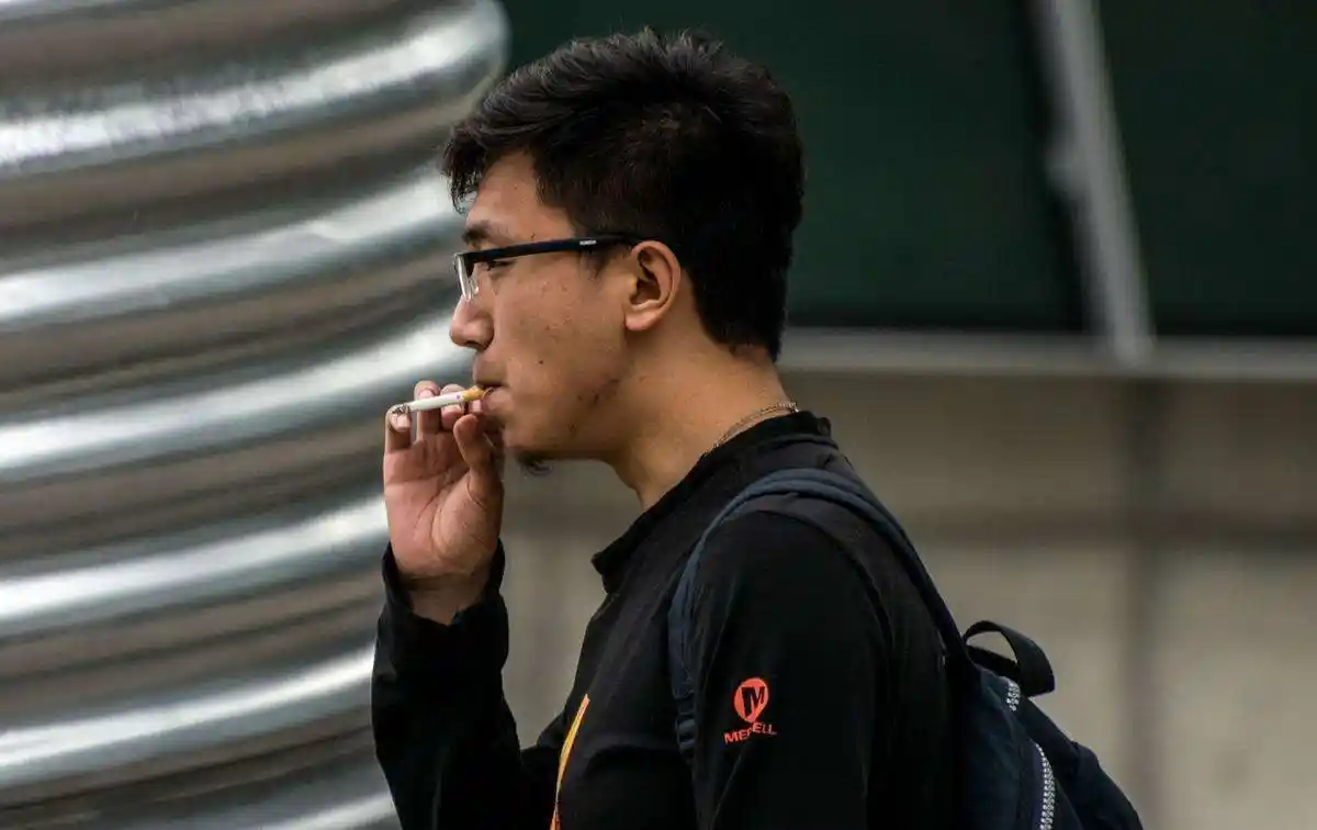 初中男生喜欢装"社会人"的3个"小动作",中一个家长"崩溃"