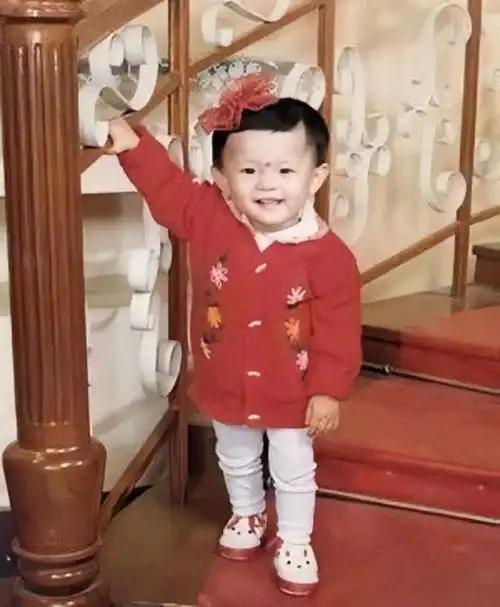 孙俪童年照曝光大脑门超级萌真是女大十八变越变越好看