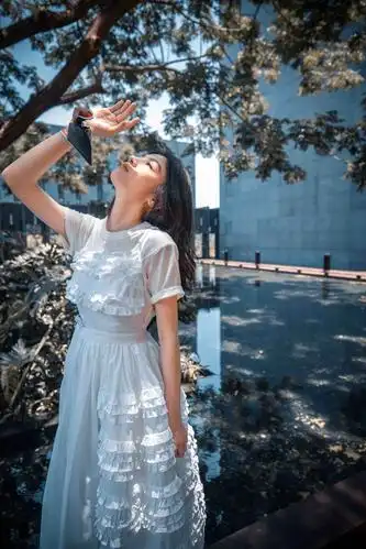 搜狐娱乐讯 2021年5月1日,春夏一组春日写真曝光.1/9