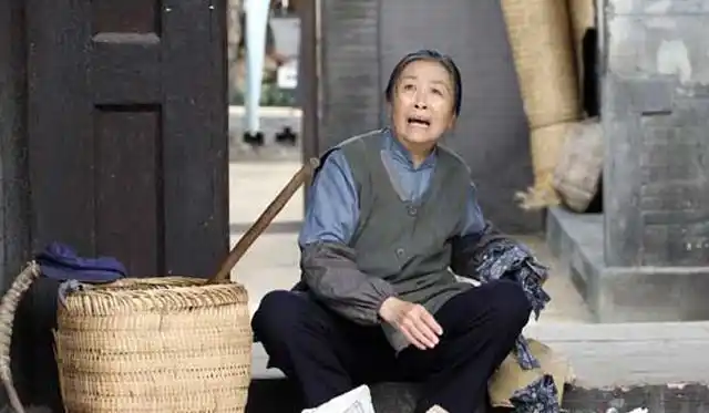 82岁"丑娘"张少华近照,病重住院胡歌探视后大哭,亲生儿子还不如一个外