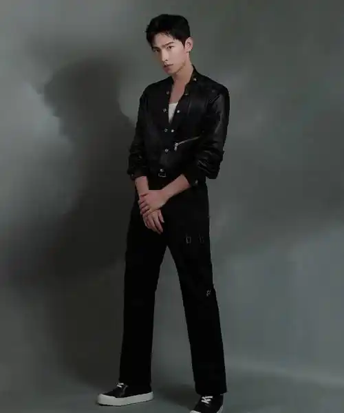 又一大波男明星皮衣穿搭合集来喽 帅气潇洒 时尚酷炫 每一个都喜欢