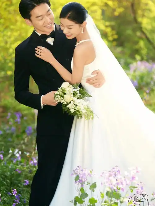 青青绿林花花草草洁白的婚纱#婚纱照  #婚纱照推荐  #婚纱照必选风格