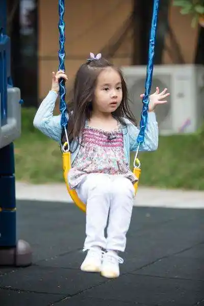 杨幂女儿小糯米照片被公开,看到真实颜值后,活生生的是个小杨幂