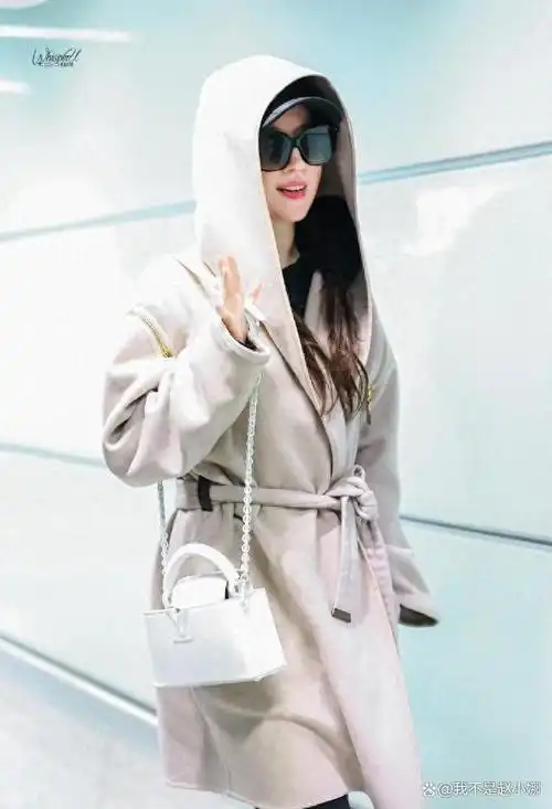 刘亦菲结束巴黎工作回国啦!机场街拍还是自然随性,星范儿十足!