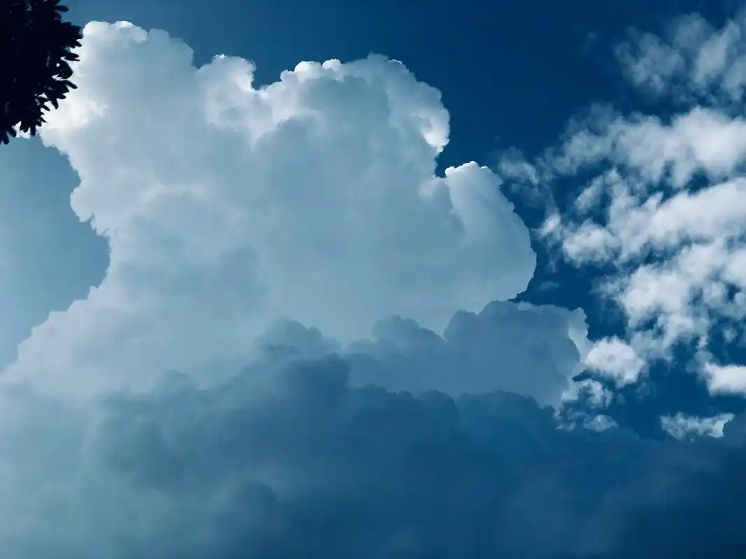 那天的云朵特别美 杭州有一个云朵摄影展 能看到世界各地的云