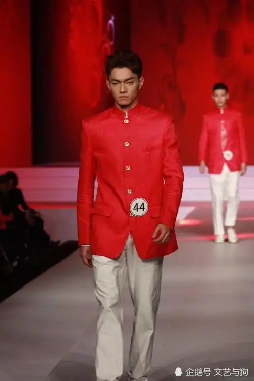 许凯参加模特比赛旧照曝光18岁就夺冠出道真实学历让人吃惊