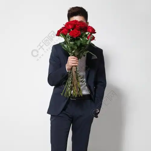 青年男人拿着玫瑰花