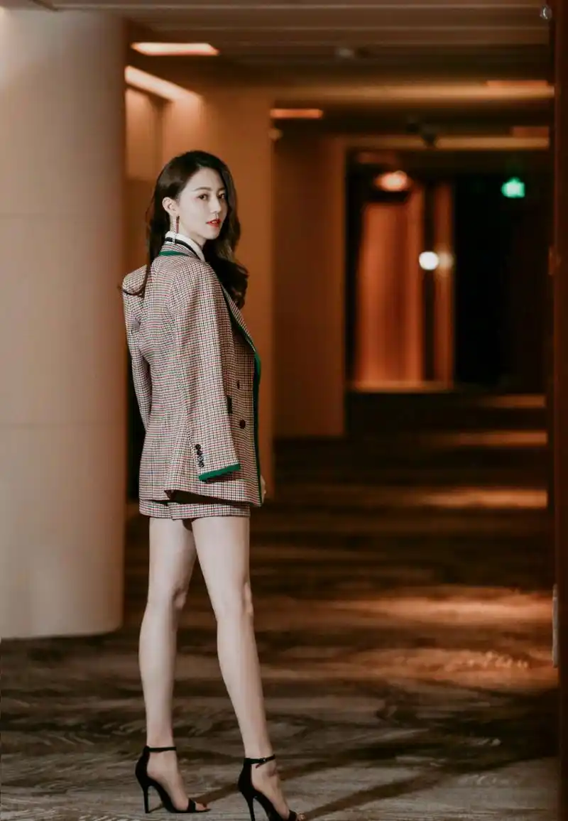 黄梦莹穿碎花裙太有魅力一袭蓝色碎花连衣裙优雅清新高级精致