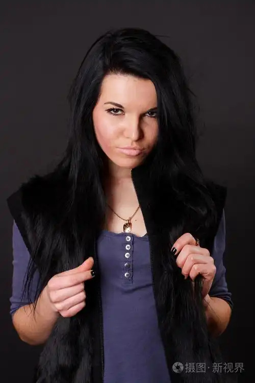 性感黑色背景上的黑发