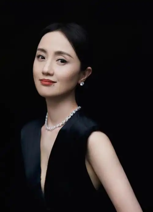 辛柏青一家3口澳洲被偶遇,老婆朱媛媛49岁美人依旧,骨相绝佳!