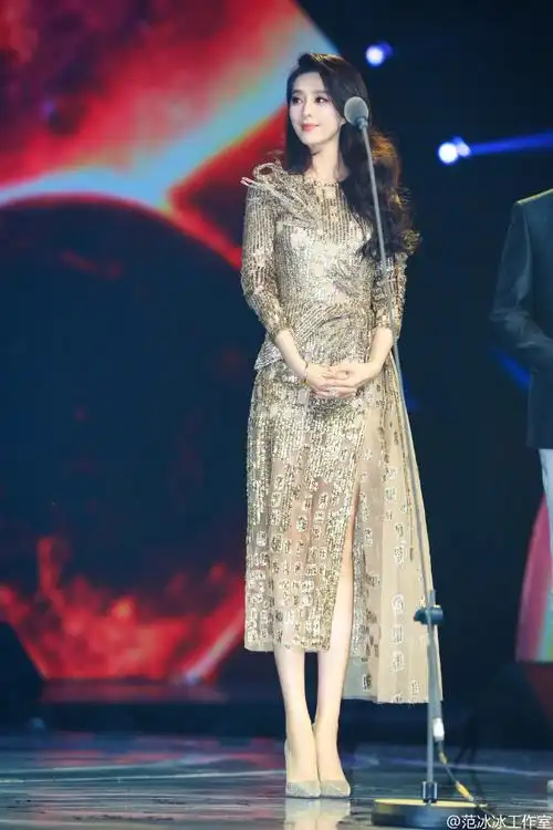 范冰冰穿金色礼服