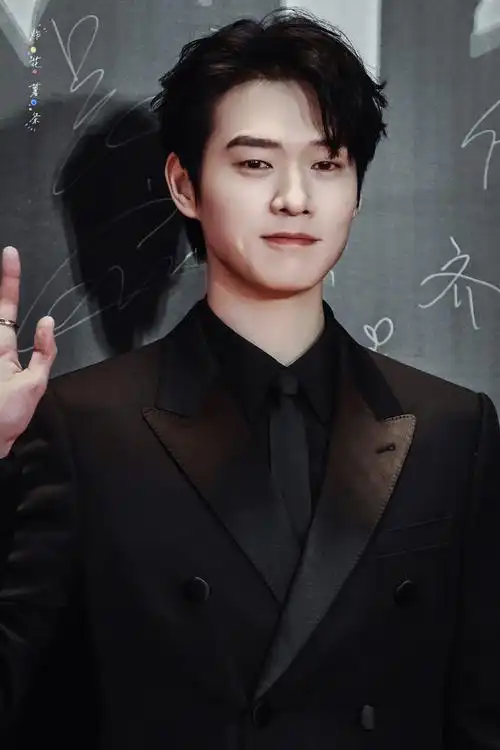 魏大勋红毯笑得好开心