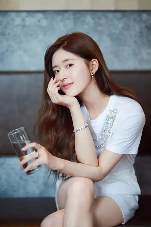 赵露思美图:神仙颜值真的又漂亮又可爱,优雅迷人!__财经头条