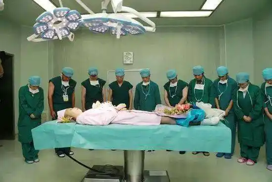 而这一次 他站了出来 就是为了表示对捐献者的尊敬 如果没有这位17岁