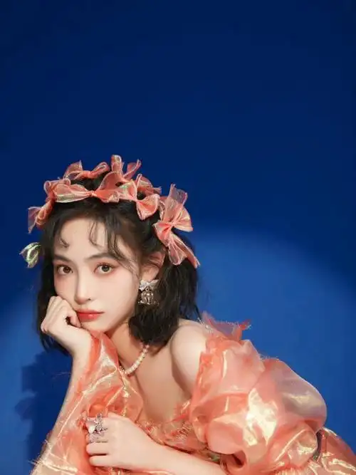 许佳琪这次妆造绝了!橙色波浪发美拉德色系穿搭,慵懒范也太美了