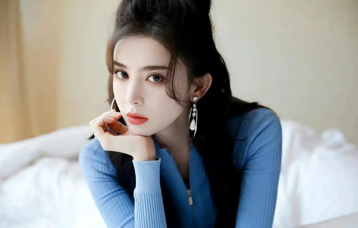 古力娜扎五官好优秀,蓝色紧身上衣搭配百褶裙好清纯