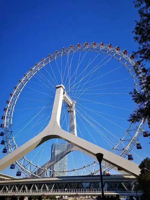 摩天轮是天津地标之一,与永乐桥为一体.