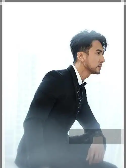 想不到留起胡子的吴尊这么有型!鲜肉完全变型男,简直换了一张脸